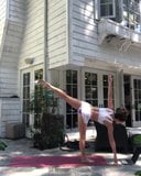 Kate beckinsale melakukan yoga di luar ruangan snapshot 1
