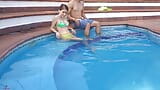 Il mio fratellastro ha un'erezione quando siamo in piscina e lo scopo snapshot 4