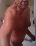 Lindo abuelo en el ducha snapshot 6