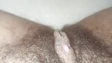 Grote clitoris wrijft thuis snapshot 2