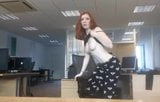 Quente britânica ruiva strip no escritório snapshot 2