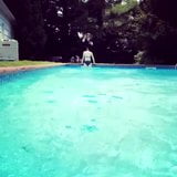 Alexandra Daddario в бассейне - август 2018 snapshot 2