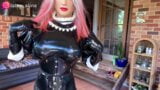 Latexpuppe im Zimmermädchenkleid und engem Korsett snapshot 2