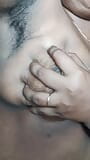Varsha - Mallu Tamil-vrouw toont grote borsten en vingert zichzelf tot een orgasme snapshot 8