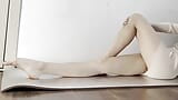 spectacle de yoga pieds nus en robe snapshot 10