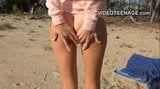 Ragazza adolescente nuda in spiaggia snapshot 7