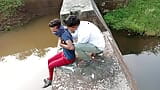 热辣的3P重口味年轻男同性爱 - 在水边的森林里 - 印地语同性恋电影 snapshot 3