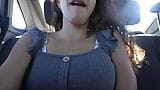 Latina milf masturbeert in de taxi snapshot 3