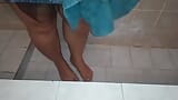 Saftiges fußfetisch-mädchen nikita wäscht ihre füße in einem retro-badezimmer snapshot 12