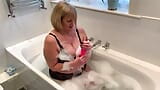 Jeu mature avec un gode coquin dans la baignoire snapshot 6