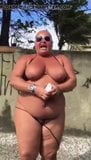 Une BBW montre son gros gros cul, sa chatte et ses seins dans la rue snapshot 3