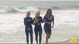 Después de surfear, las dos hermosas rubias se divierten lesbianas traviesas en la piscina al aire libre snapshot 3