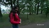 Pikte een meisje op in het park en neukte haar snel in de bosjes snapshot 4