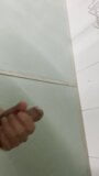 Asiático twink corre en gimnasio cuarto de baño snapshot 5