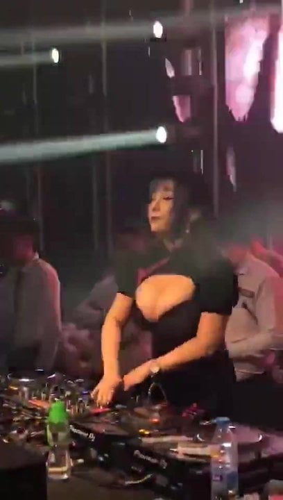 Dj sa velikim sisama 3