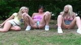 3 ragazze giocano e pisciano in campeggio snapshot 8