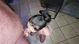 Meando mamada puta amordaza polla y traga semen snapshot 7