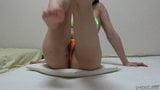 Une Japonaise sexy dans un bikini moulant fait des exercices snapshot 2