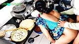 Sexe dans la cuisine : une belle-mère est assise pour manger à manger jusqu’à ce que nous partions snapshot 14