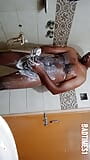 Un black baise la coloc de sa copine dans la salle de bain. snapshot 11