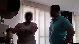 Empregada com peitos enormes naturais deixa seu chefe brincar com ...