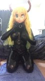 Kigurumi en latex avec une surprise snapshot 3