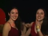 Non sorelle gemelle che si baciano alla festa snapshot 3
