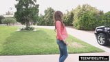 Teenfidelity Emma adolescente en jeans ajustados snapshot 2