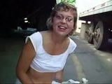 주차장에서 트럭 사이에서 자지를 빨아주는 미시 여성 snapshot 16