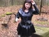 Latex-Mädchen mit langen Nägeln und sexy Stiefeln snapshot 14