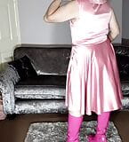 Tv crossdresser miękka różowa satyna i gorące buty snapshot 3