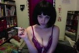 Sexy dívka kouřící na webové kameře snapshot 9