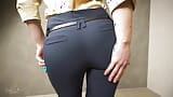 Une Asiatique au cul parfait dans un pantalon de travail moulant taquine la ligne de culotte visible snapshot 8