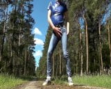 Mojando jeans en el bosque snapshot 6