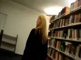 Öffentliche Bibliothek lutscht und fickt hart von hinten snapshot 1