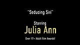 Julia Ann, MILF blonde, baise la star du porno Siri! snapshot 1
