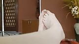 Maîtresse Lara montre ses beaux pieds en train de se détendre dans un spa snapshot 8