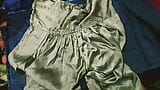 साटन हैण्डजॉब - भाभी की साटन रेशमी हरी सलवार पर वीर्य (82) snapshot 2