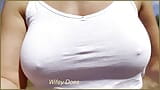 Wifey ose aller marcher sans soutien-gorge et sans culotte et montrer ses seins parfaits et incroyables snapshot 5