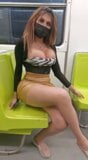 Sensuele shemale in de metro van de stad die haar kont toont snapshot 9