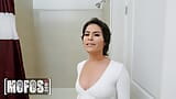 मस्त रियाल्टार Nicole aria चार्ल्स डेरा को याद दिलाती है कि वह उसे अपनी खूबसूरत गांड दिखा रही है - mofos snapshot 2