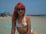 Il bikini di Kitty Meow mostra la sua figa in spiaggia per non nudisti! snapshot 1