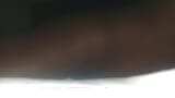 Schwarze jungfräuliche frau masturbiert mit handtuch und kissen in ihrem zimmer snapshot 9