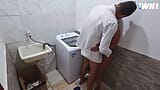 Atrapé a mi esposa lavando mi ropa y le di mis pantalones cortos para que se lave! snapshot 6