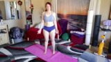 Aurora Willows doet yoga in een sexy korte broek snapshot 19