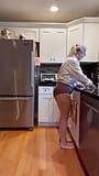 穿着奶奶内裤的老熟女打扫厨房 snapshot 1