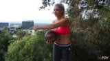 以女同的方式指导篮球，采用不同方式舔舐和指法的策略 snapshot 2