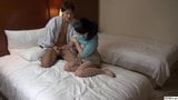 Japanische Hotelmassage - reife vollbusige Masseuse gibt Handjob snapshot 16