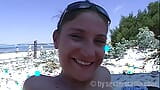 A Debby piace masturbarsi sulla spiaggia snapshot 20