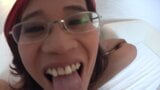 Asiatische Milf besorgt es sich vor der Kamera snapshot 24